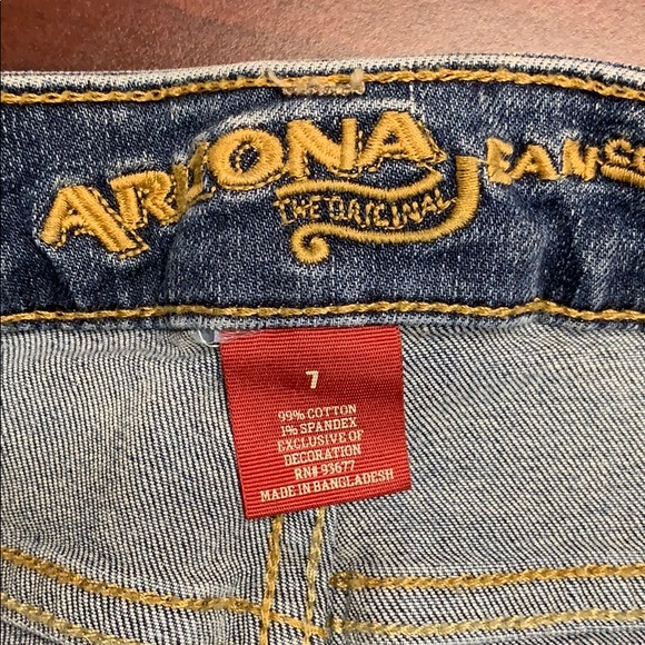 Arizona Jeans Cut Offs With Embroidered Rose - Picture 2 of 5